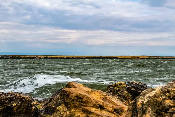 Yazın bulutlu bir günde deniz ve kayalar
