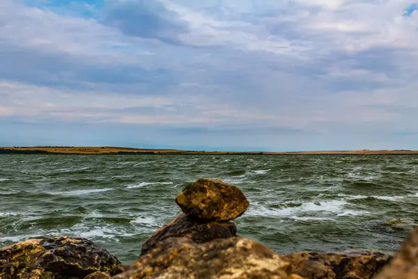 Baltık Denizi 'ndeki kayalık bir sahilin güzel bir görüntüsü