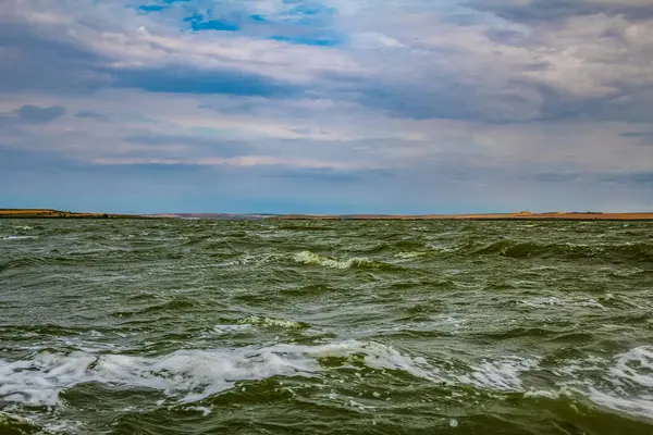 Sahilde güzel deniz dalgaları