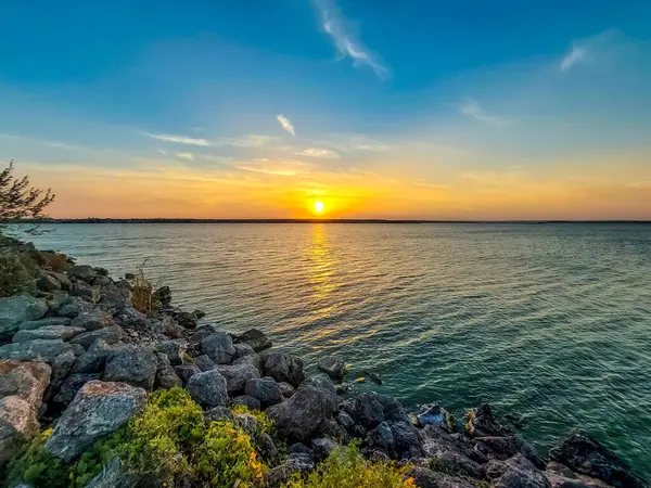 Denizin üzerinde güzel bir gün batımı
