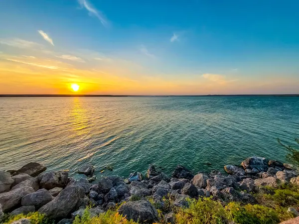 Ölü denizin sahilinde gün batımı.