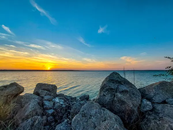 Nehirde gün batımı