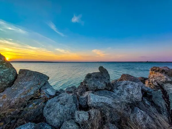 Sunrise'nın deniz kıyısında.