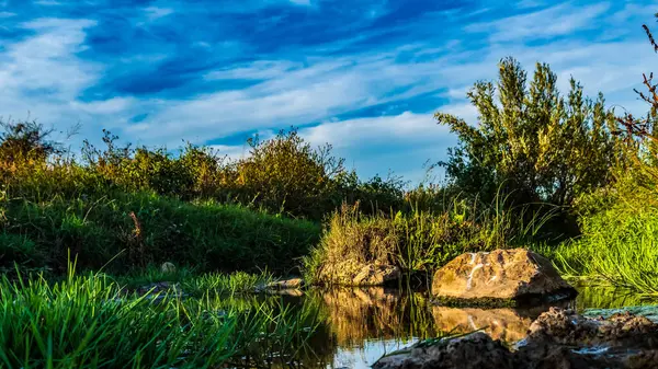 Dağlarda gölü olan güzel bir manzara.