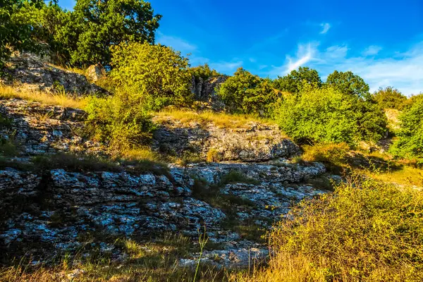 Kırım 'ın kuzeyindeki Demerdzhi köyünün dağ manzarası. Ukrayna. sonbahar.