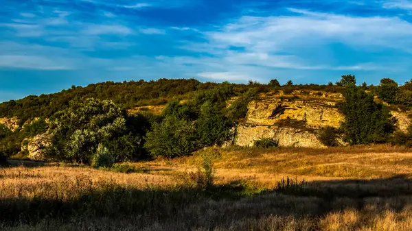 Dağlarda nehri olan güzel bir manzara.