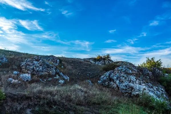 Mavi gökyüzü olan bir dağ manzarası