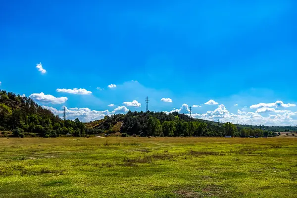 Nehir ve gölü olan güzel bir manzara.