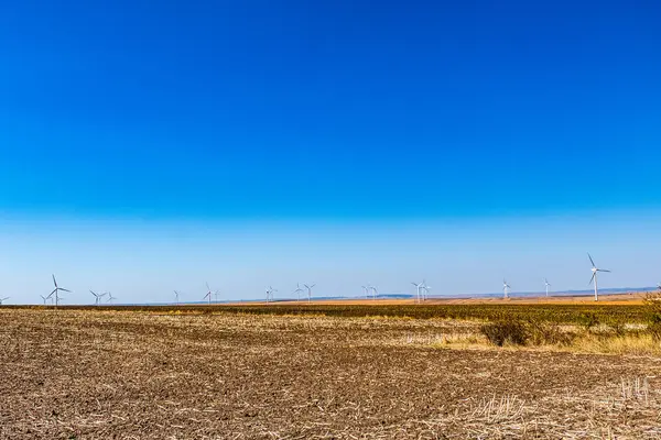 İspanya 'nın Aragon ilindeki yel değirmenleri ve elektrik santrali.