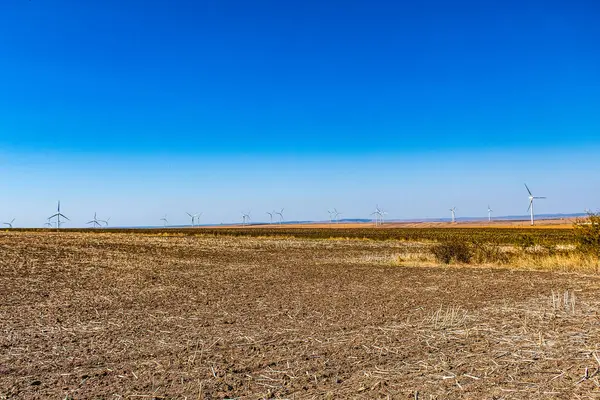 İspanya 'daki yel değirmenleri. elektrik enerji üretimi.