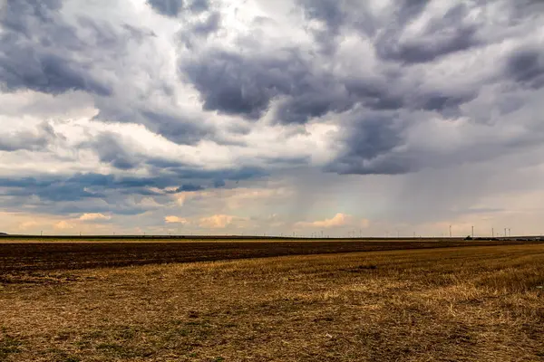 Fırtına bulutları tarlanın üzerinde
