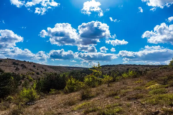 Dağları ve bulutları olan güzel bir manzara.
