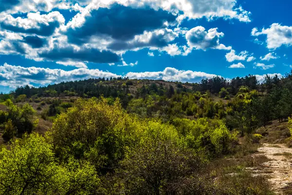 güzel manzara mavi gökyüzü ile