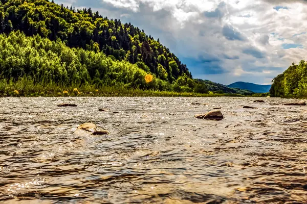 Dağlardaki güzel nehir.