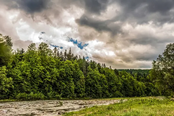 Nehir ve bulutlu gökyüzü ile güzel manzara