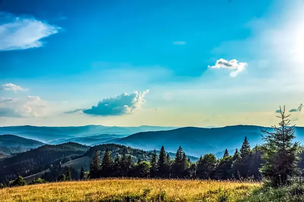 Güzel dağ manzarası. Seyahat konsepti