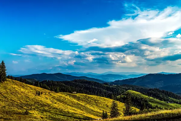 Bulutları ve mavi gökyüzü olan güzel bir manzara.