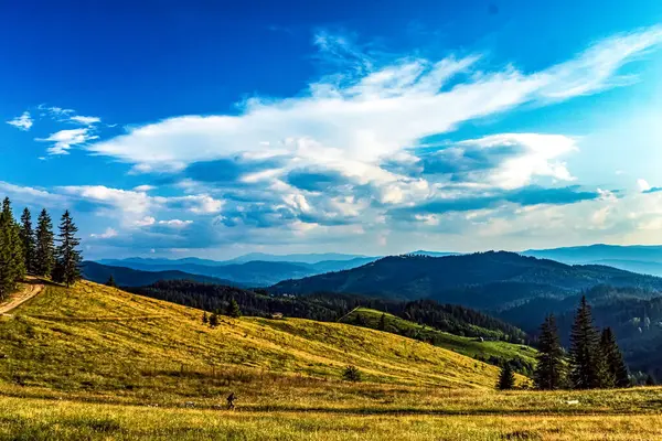 Güzel bulutlu dağ manzarası, mavi gökyüzü, Karpatlar, Ukrayna