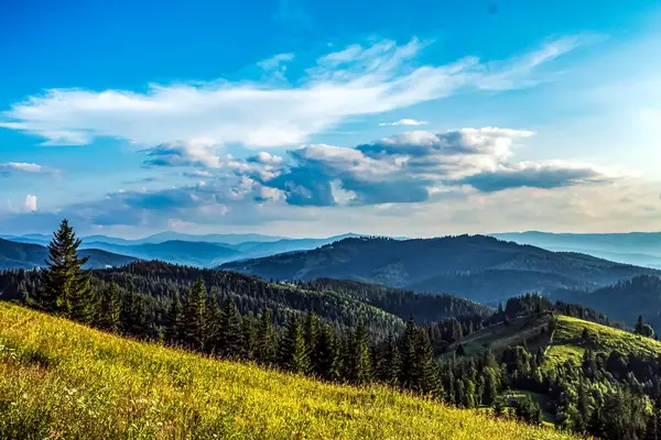 Gün batımında dağ manzarası