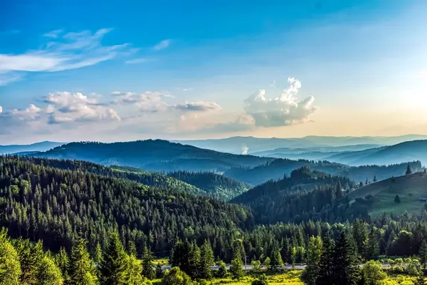 Ukrayna Karpatlarının güzel manzarası