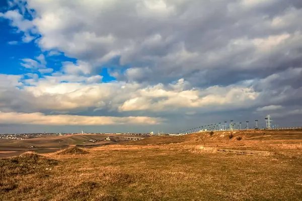 Ağaçlarla kaplı güzel bir manzara.