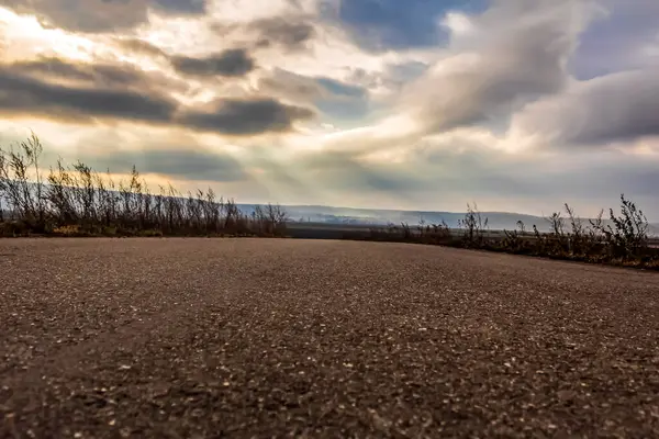 Dağlarda asfalt yol
