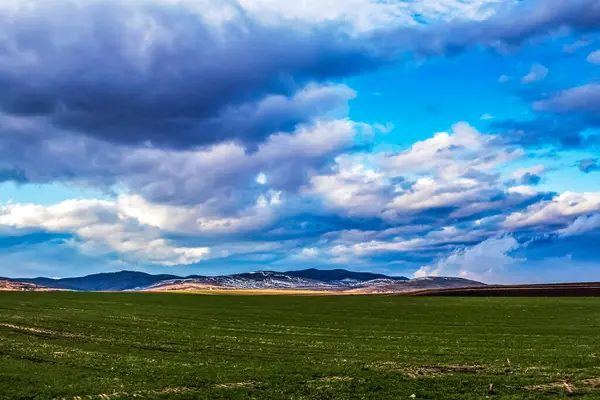 Sabahları dağların güzel manzarası