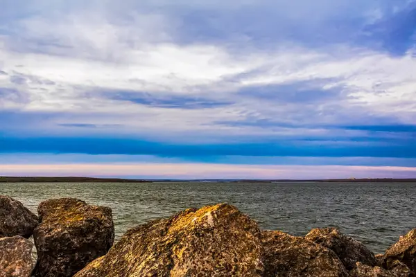 Denizin üzerinde güzel bir gün batımı