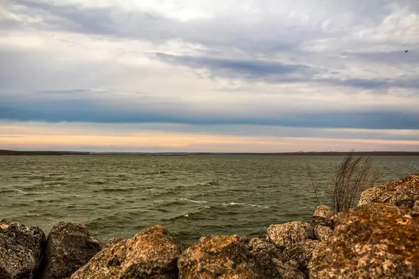 Gölün üzerinde güzel bir gün batımı