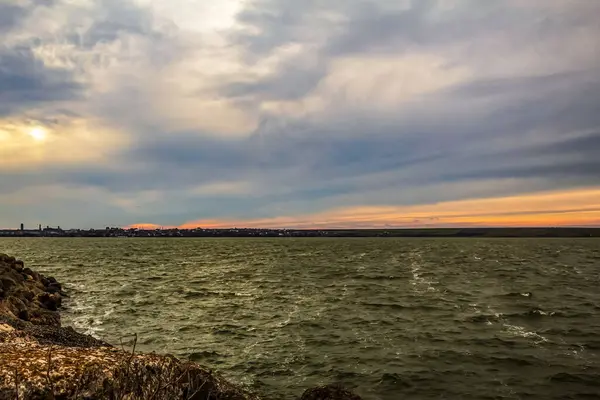 Denizin üzerinde güzel bir gün batımı