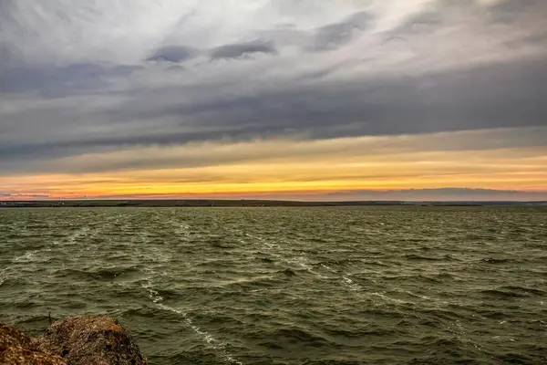 Gün batımında okyanusun üzerinde bir gün batımı