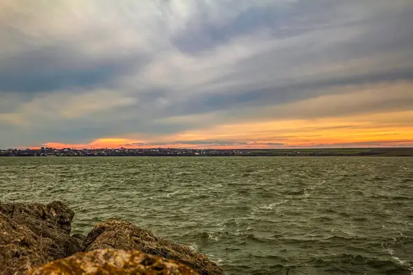 Gölün üzerinde güzel bir gün batımı