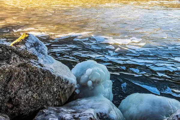 Buz kışın nehirde yüzer