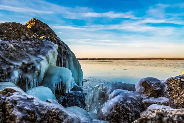 Göl ve dağlarla dolu güzel bir manzara.