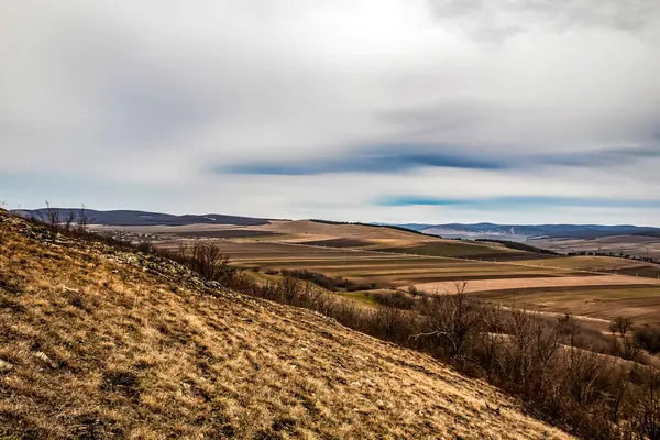 Güzel sonbahar manzarası dağlarda