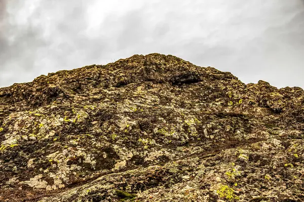 Zirvenin ve arka plandaki dağın görüntüsü