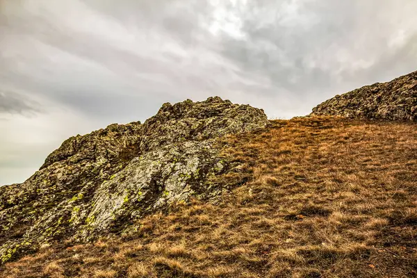 Bulutlu gökyüzü ile dağların güzel manzarası