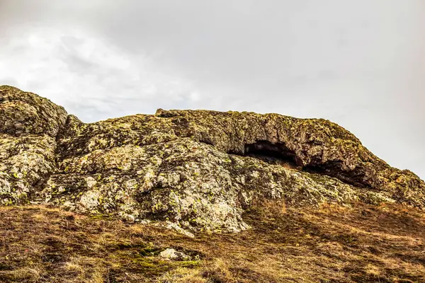 Karpat Dağları 'ndaki güzel dağ manzarası
