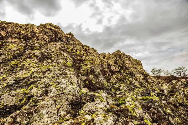 Sonbaharda Kafkasların kayalık dağları