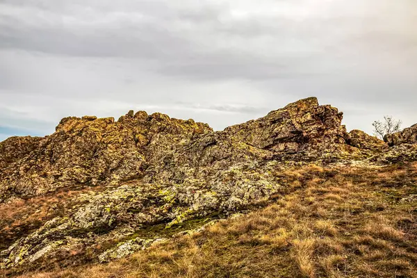 Kayalık dağlar ve bulutlarla dolu güzel bir manzara.
