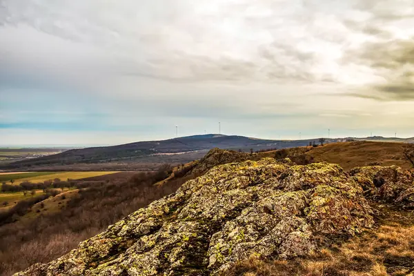 Sonbaharda dağların güzel manzarası.