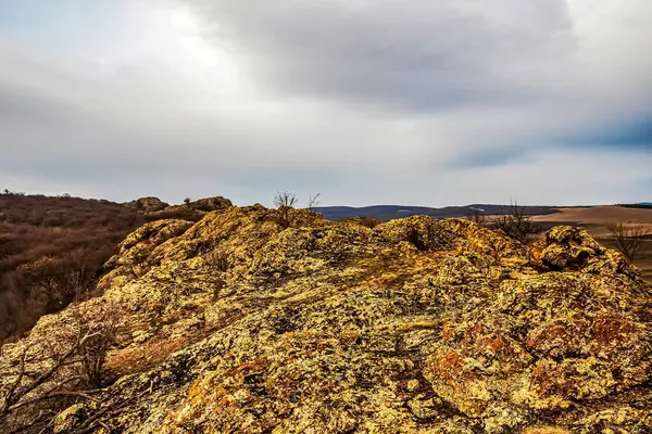 Bulutları ve mavi gökyüzü olan güzel dağ manzarası