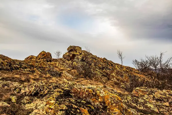 Büyük bir taşla dağ manzarası