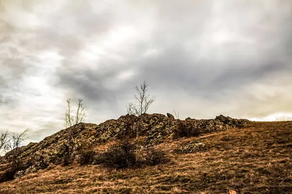 Kırsaldaki kayalık tepelerin güzel bir görüntüsü.