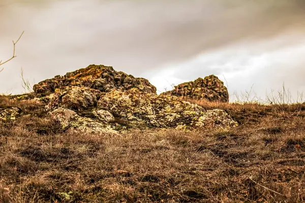 Dağlarda taş duvar, sonbahar arka planı, dağların manzarası.