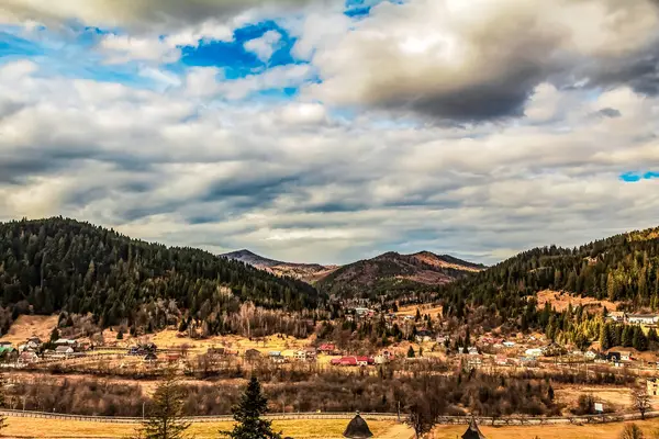 Romanya 'da sonbahar mevsiminde dağın tepesinden manzara
