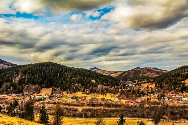 Dağlarda dağları olan güzel bir manzara.