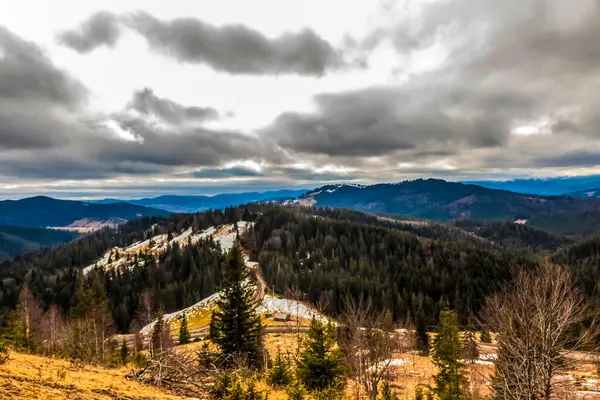 Karpatlar kışın bir dağ manzarası çizerler..