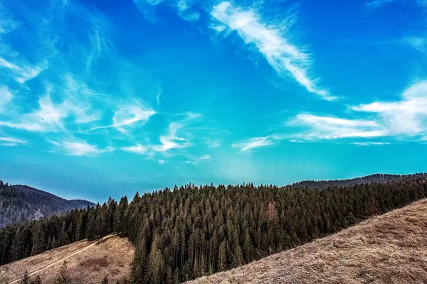 Dağları ve bulutları olan güzel bir manzara