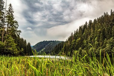 Dağlardaki güzel göl